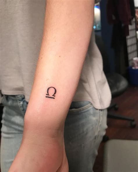 Tatuaje de signo de libra